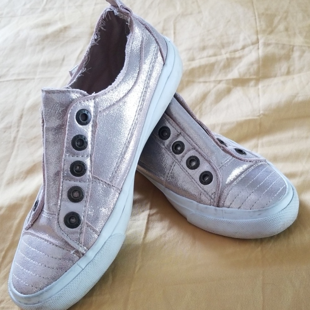 Slides/sneakers